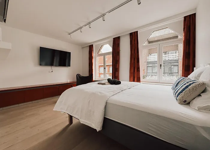Business Accommodation \'Eclectic Living\' Nomad